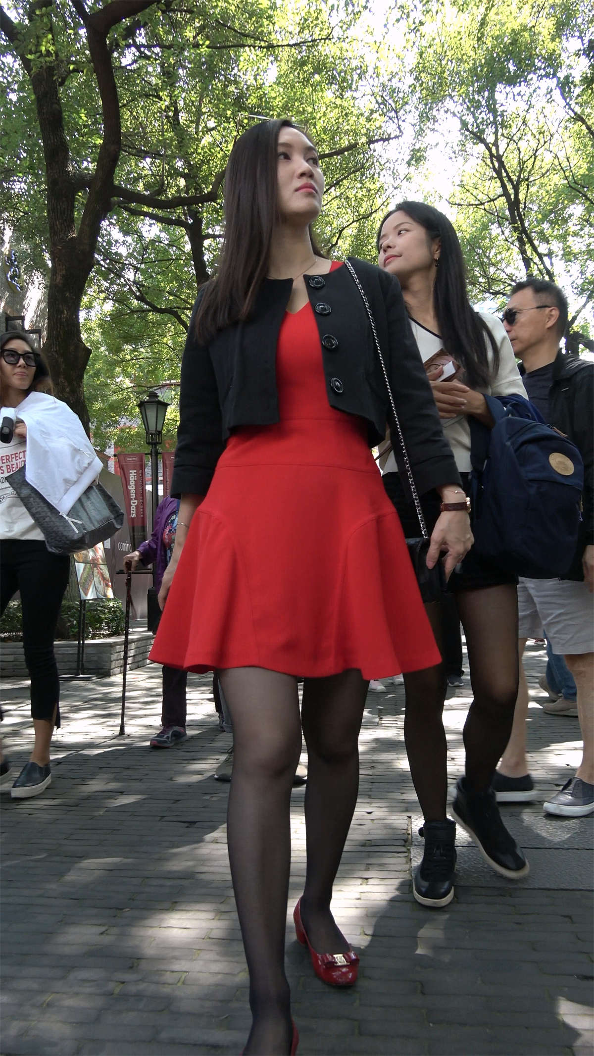 两位黑丝美女拍照-日更街拍