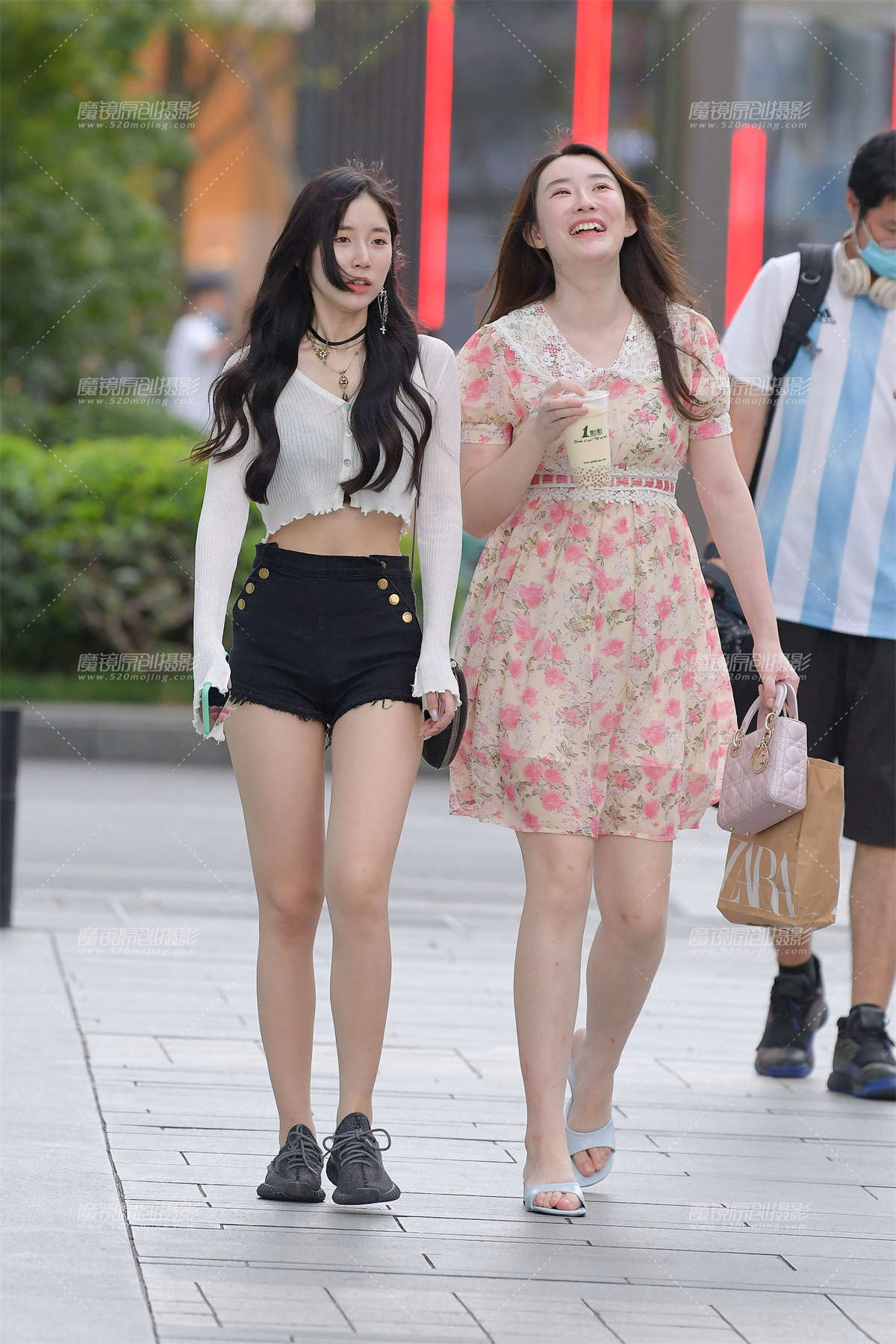 热裤大白腿美眉-日更街拍