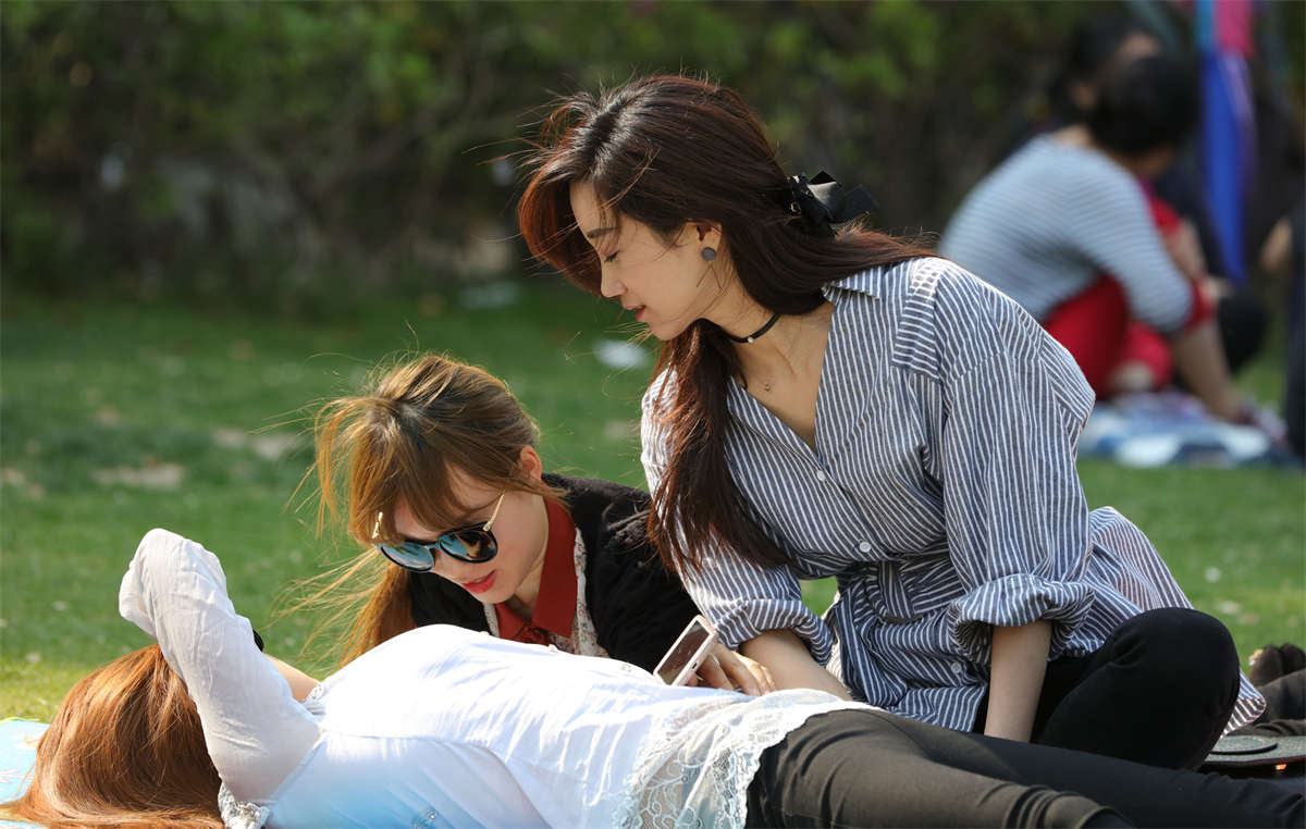 图片[2]-踏青公园街拍系列No.1693 穿丝袜的闺蜜和高颜值同伴一起出镜 第1套-日更街拍