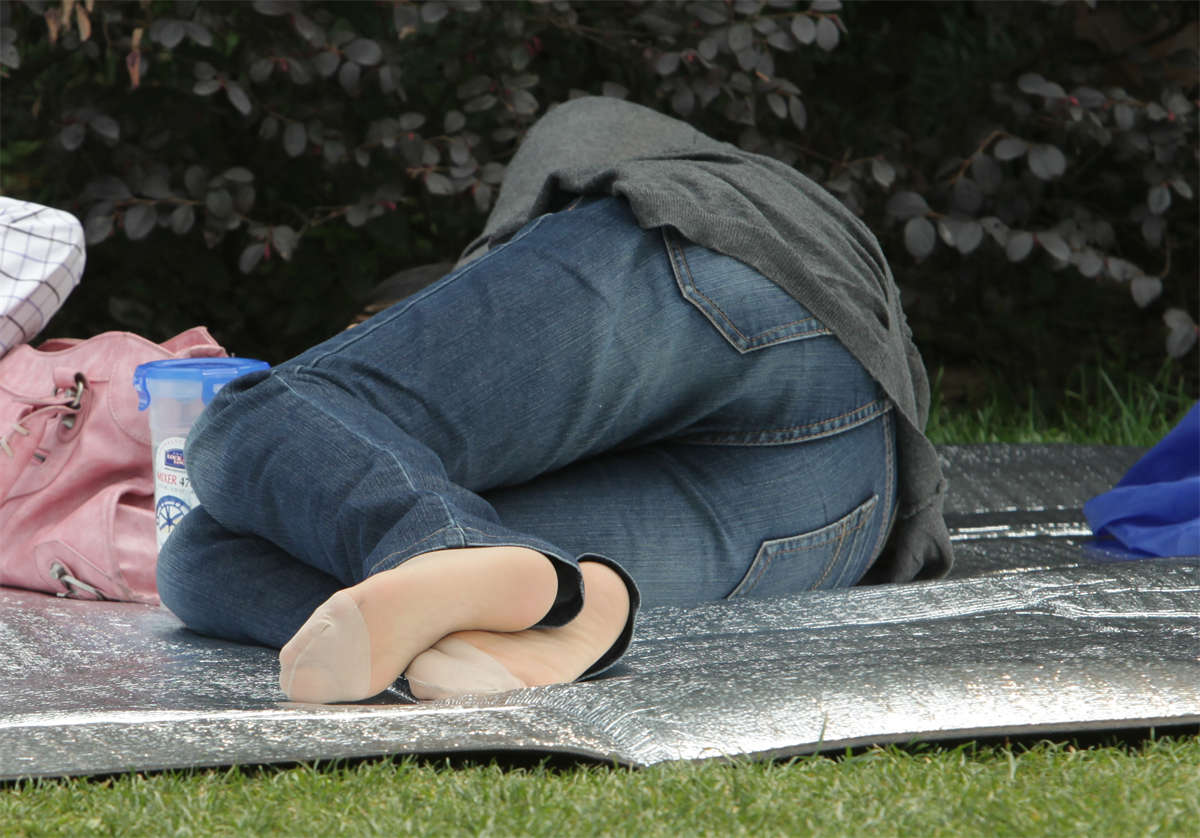 图片[2]-踏青公园街拍系列No.918 一直保持优雅身姿的短肉丝文静少妇-日更街拍