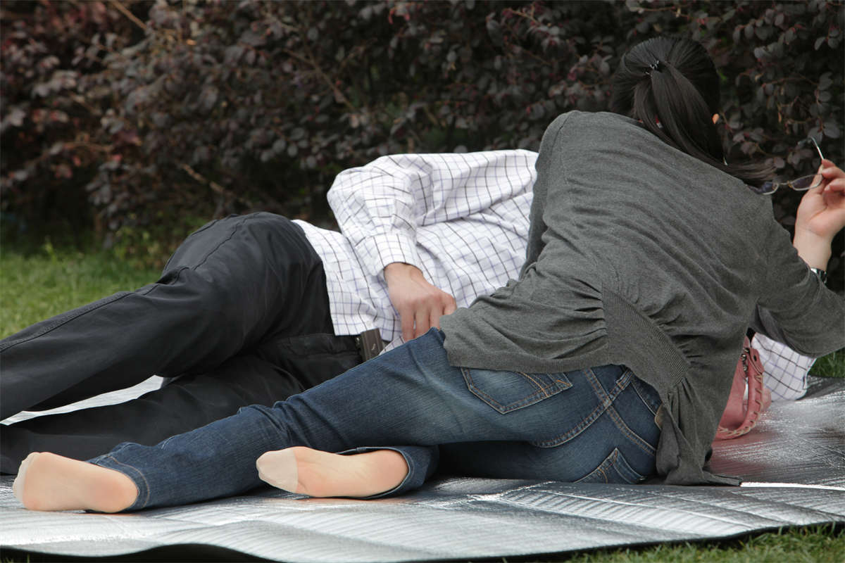 踏青公园街拍系列No.918 一直保持优雅身姿的短肉丝文静少妇-日更街拍