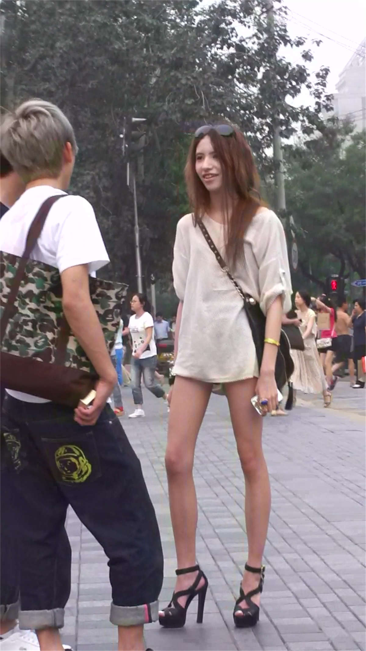 广场街拍极品大长腿漂亮美女-日更街拍