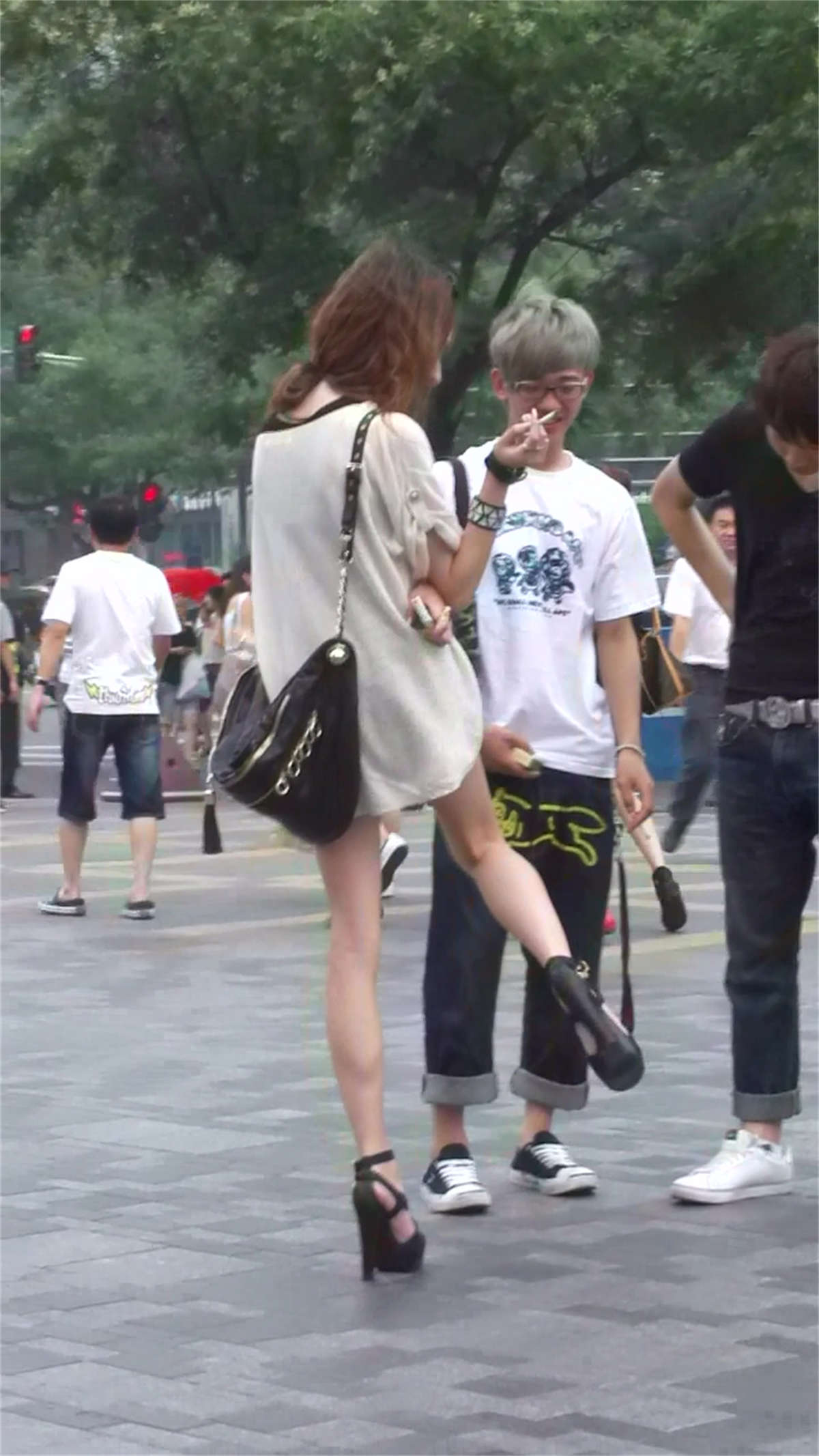 图片[2]-广场街拍极品大长腿漂亮美女-日更街拍