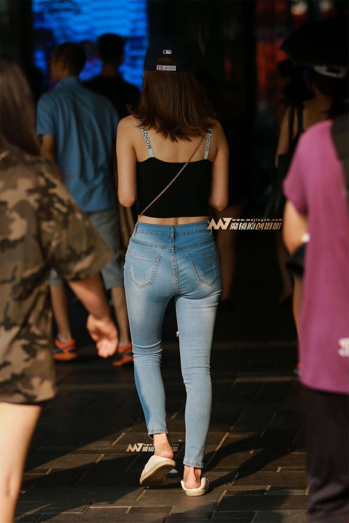 图片[2]-性感牛仔短发美眉休闲搭配-日更街拍