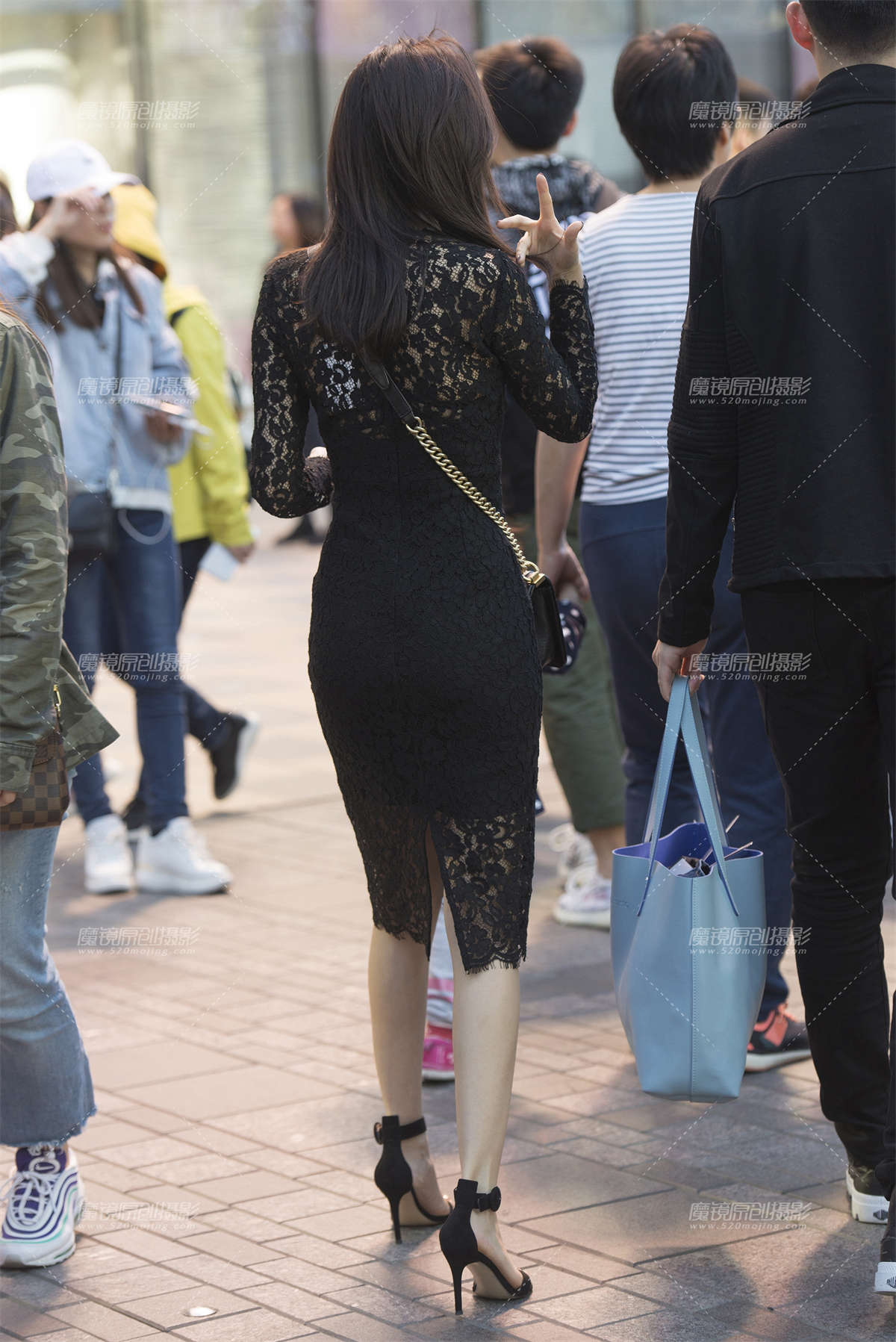 图片[2]-蕾丝长裙美女-日更街拍