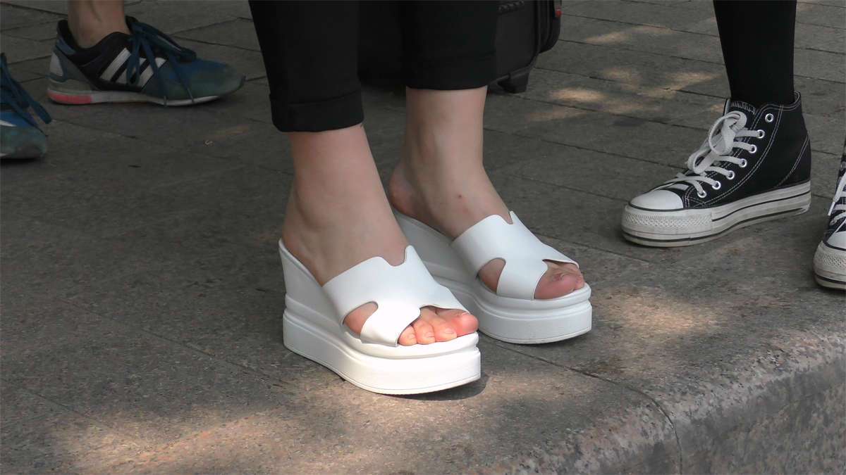 图片[2]-对着镜子整理容装的小美女-日更街拍