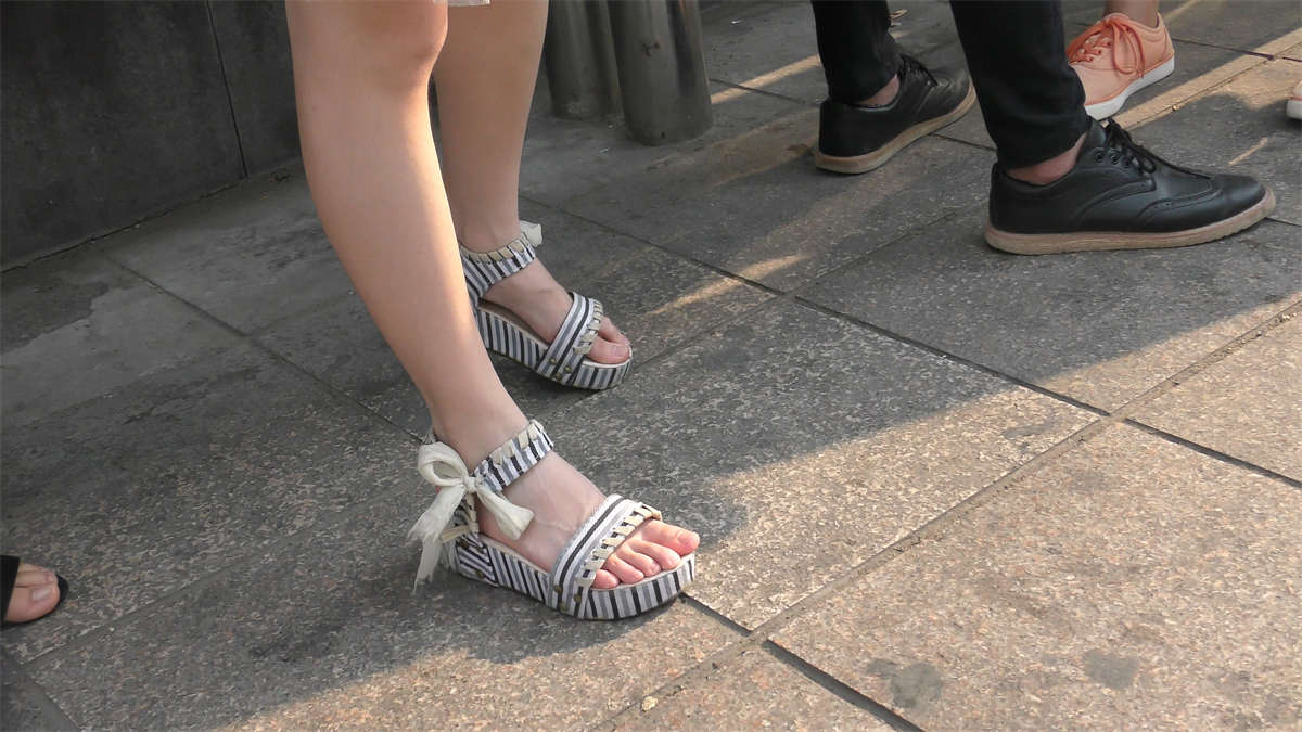 图片[2]-清秀少女的白净素足-日更街拍