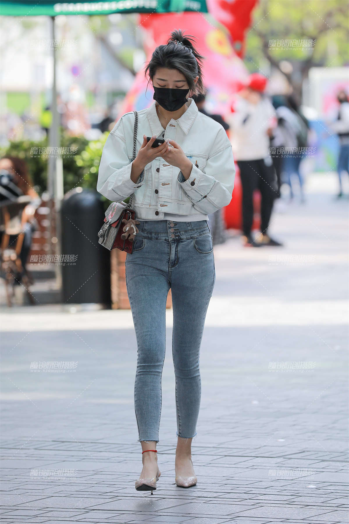 【玻璃赛帖】紧身牛仔裤小姐姐-日更街拍