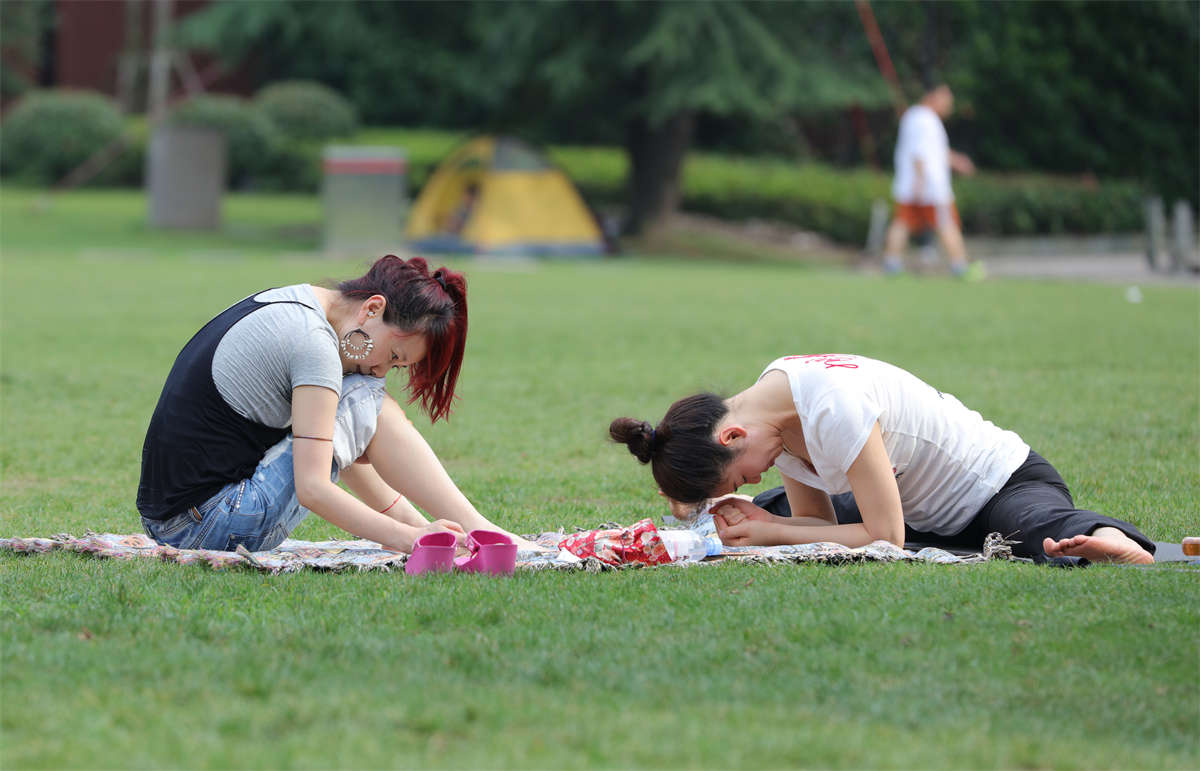 图片[2]-踏青公园街拍系列No.762 时尚恰到好处，清秀更胜一筹的妹子细长嫩足 第1套-日更街拍