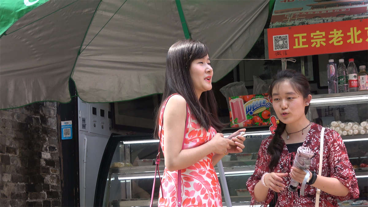 漂亮的少妇美足的脚-日更街拍
