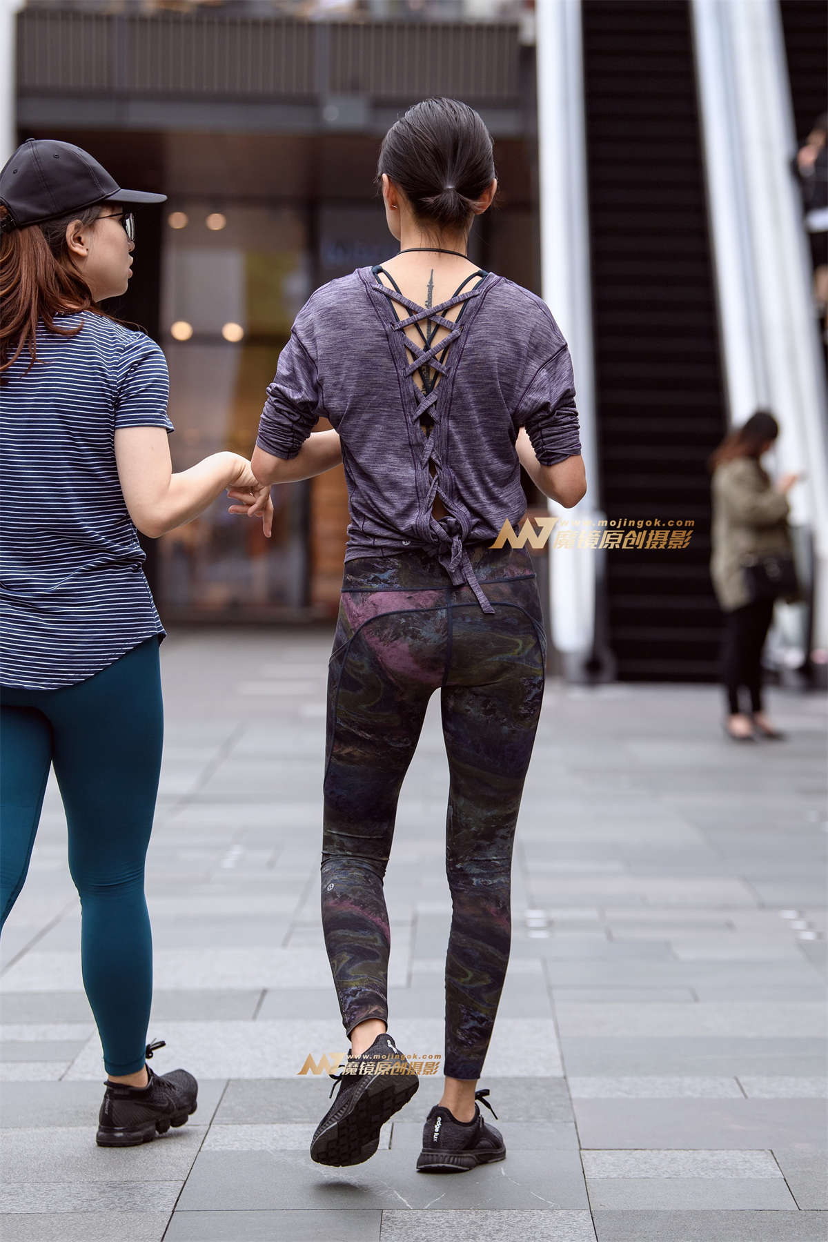 图片[2]-【久久赛帖】少见的迷彩紧身裤-日更街拍