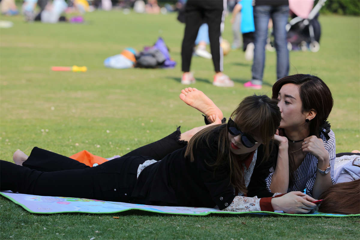 图片[2]-踏青公园街拍系列No.1694 穿丝袜的闺蜜和高颜值同伴一起出镜 第2套-日更街拍