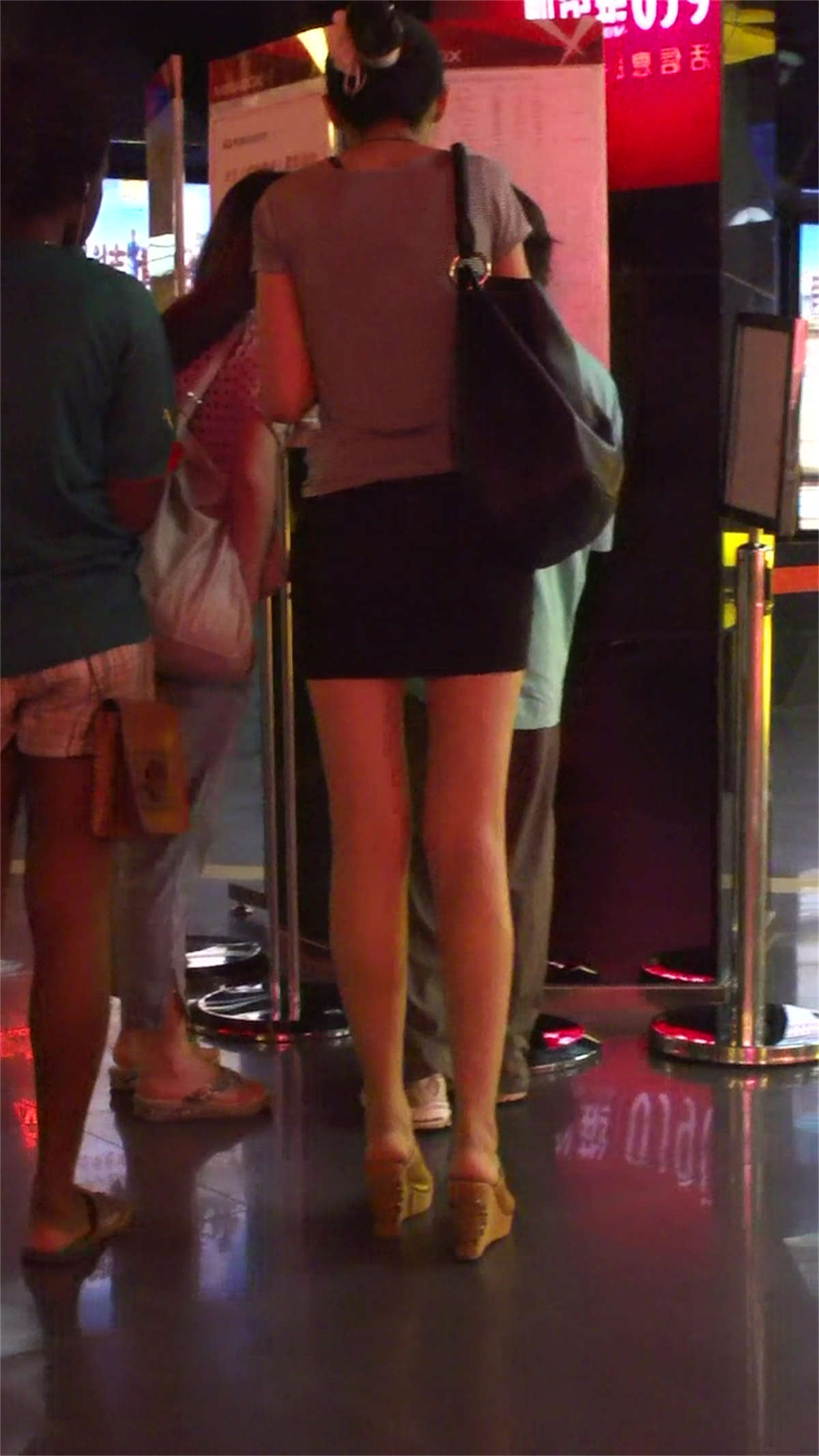 图片[2]-黑色包臀裙极品长腿漂亮美女-日更街拍