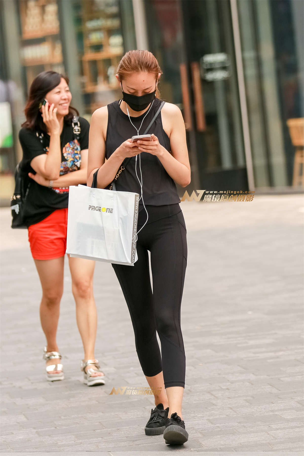 修长美腿运动美眉-日更街拍