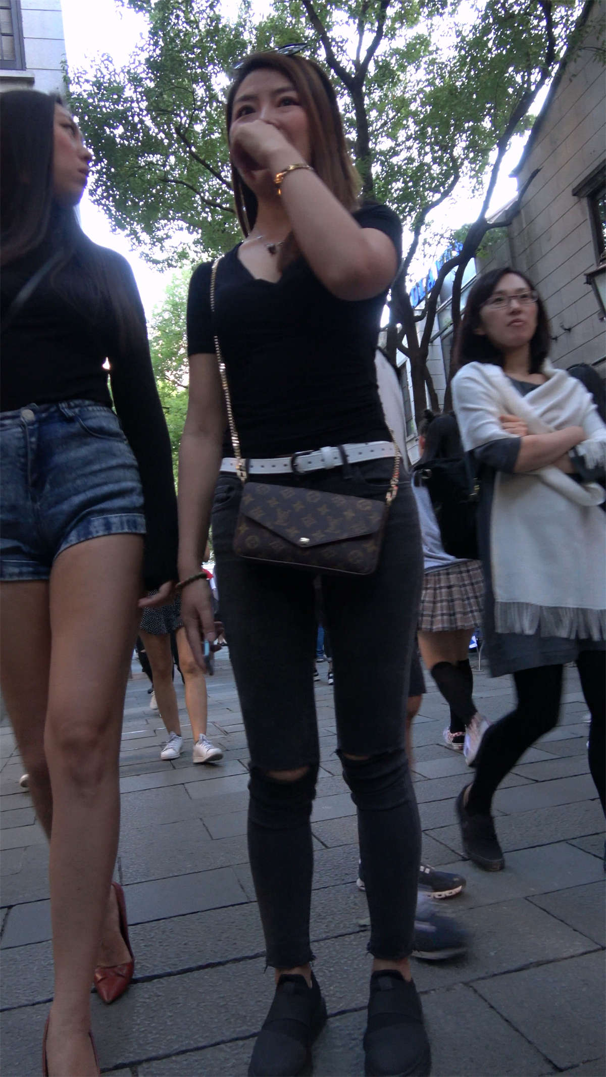 顶级大长腿高跟美女悠闲下午茶-日更街拍