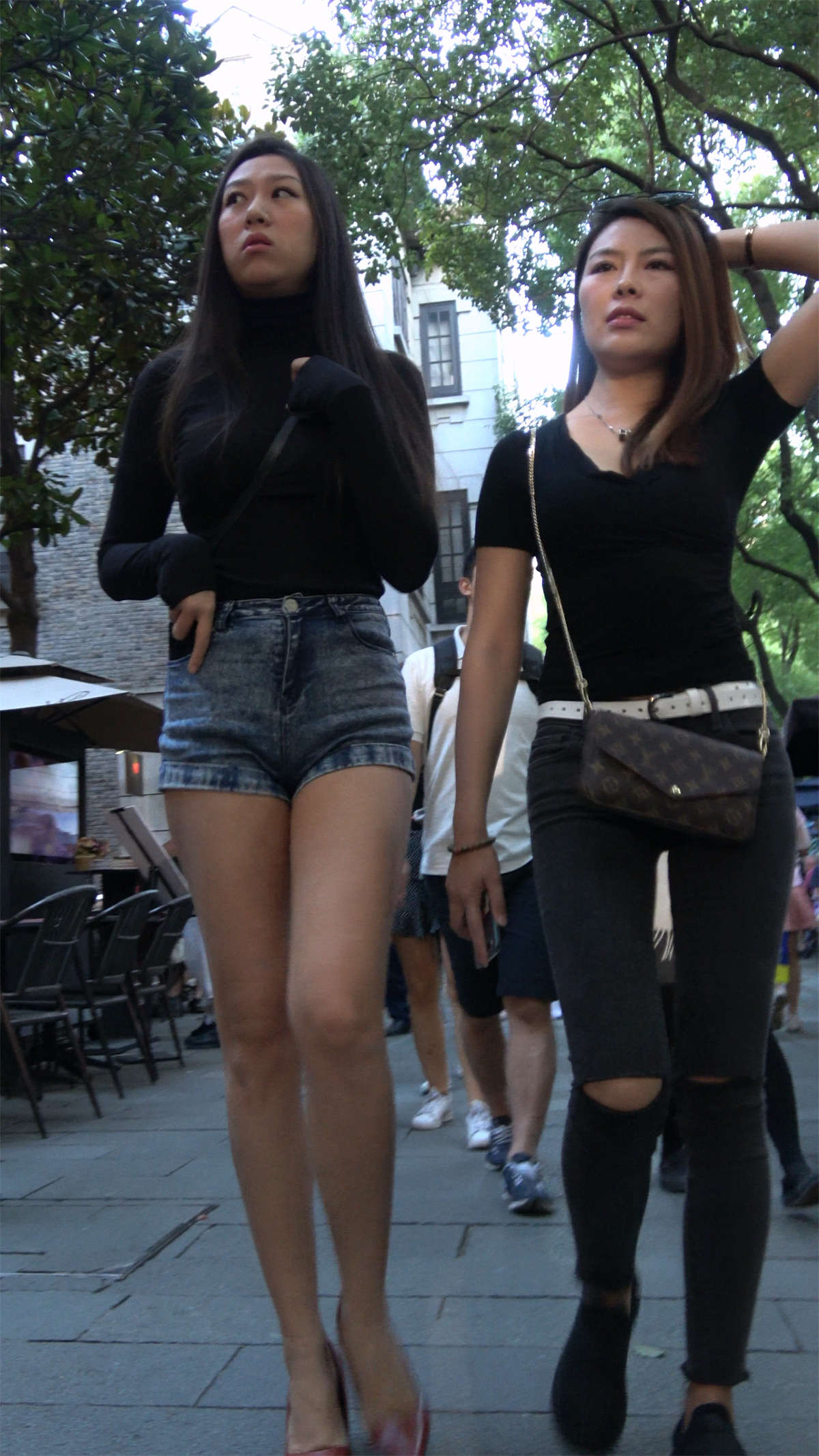 图片[2]-顶级大长腿高跟美女悠闲下午茶-日更街拍