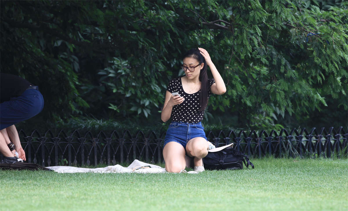 踏青公园街拍系列No.60 上等美女现身，这双玉足不能不看-日更街拍