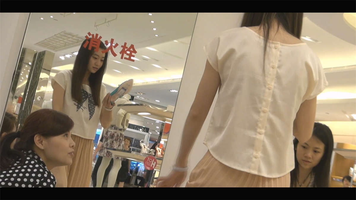 商场光脚试鞋的美女-日更街拍
