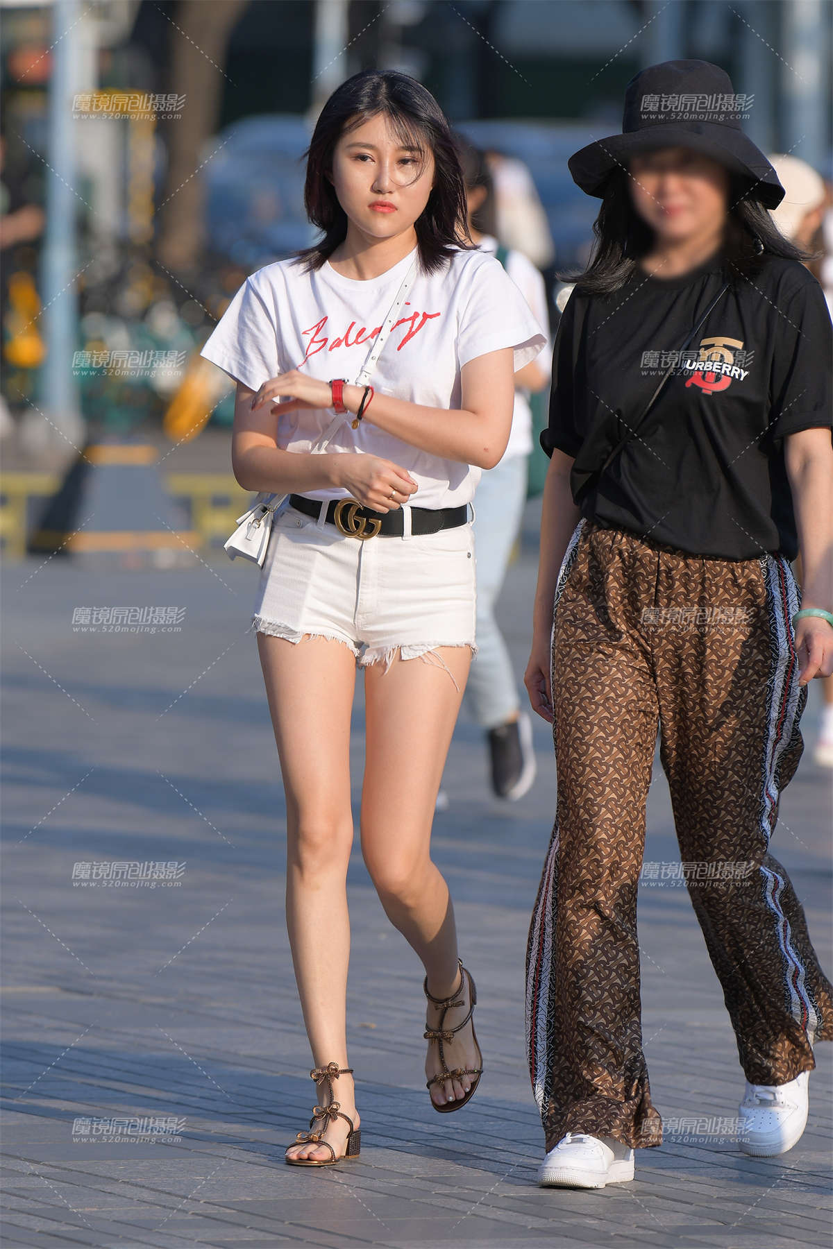 白色热裤美女-日更街拍