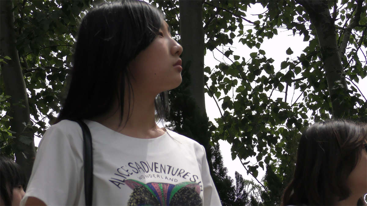 刚入大学的美眉-日更街拍