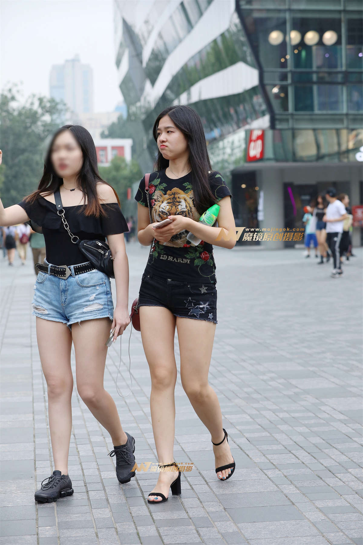 【视觉冲击赛帖】虎头上衣，紧致热裤美眉-日更街拍