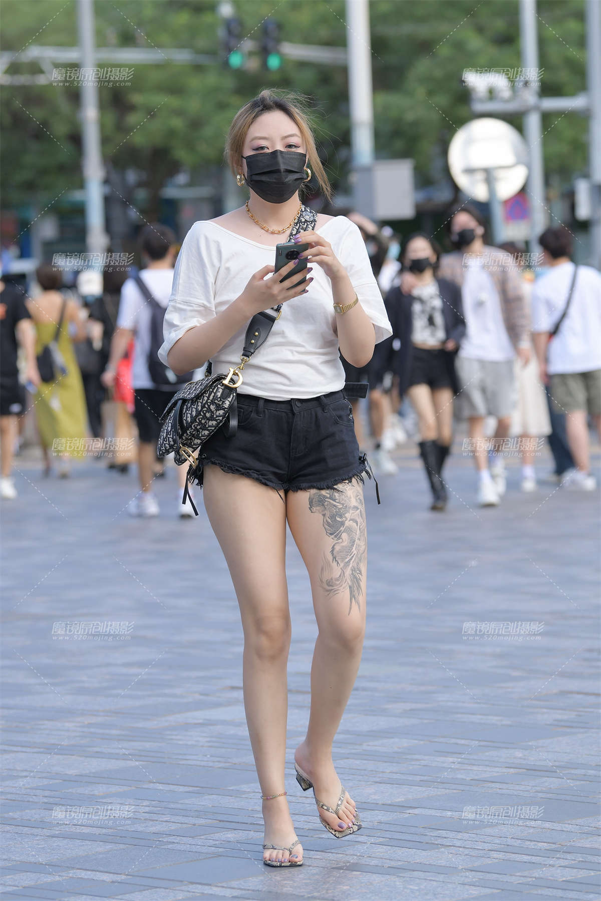 性感露背黑色热裤美女-日更街拍