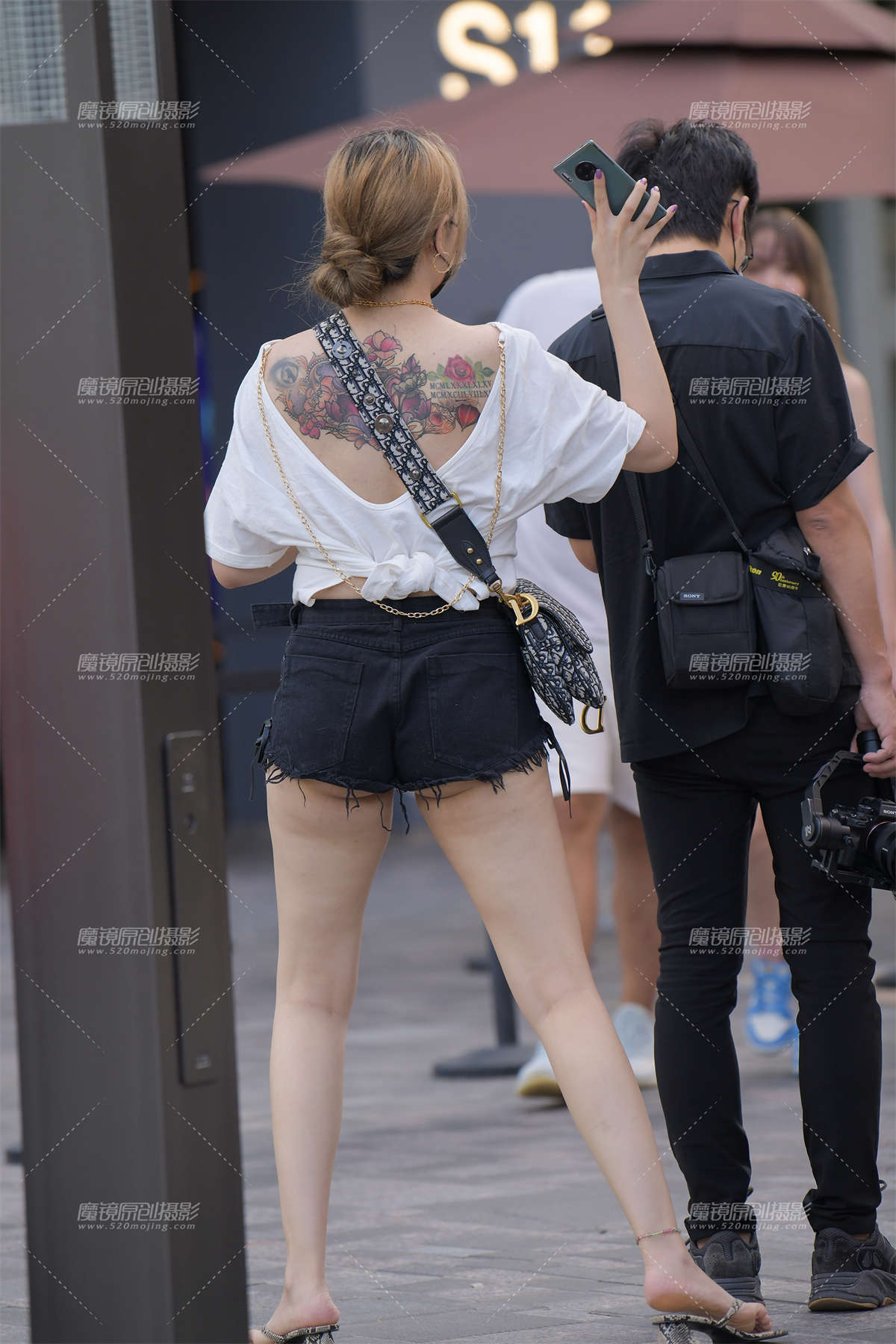 图片[2]-性感露背黑色热裤美女-日更街拍