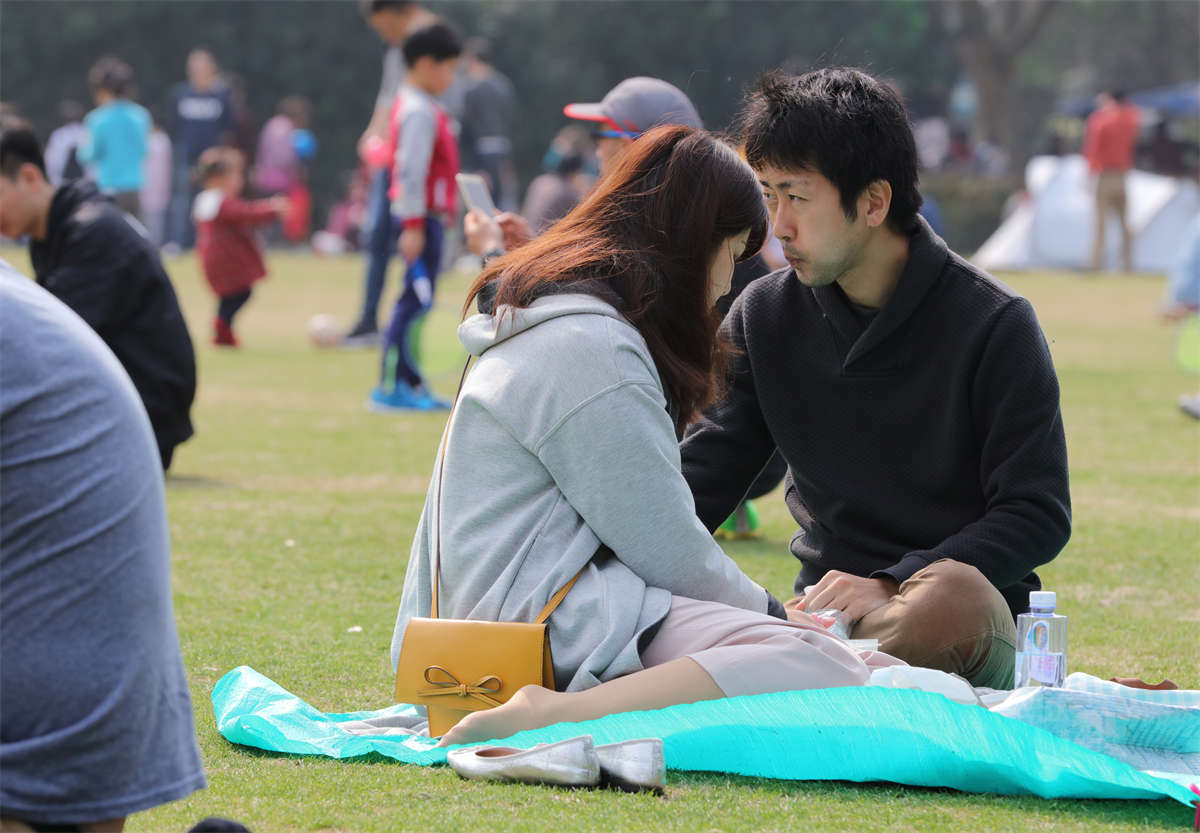 图片[2]-踏青公园街拍系列No.1695 日本姑娘露丝足的姿势总体优雅端庄-日更街拍