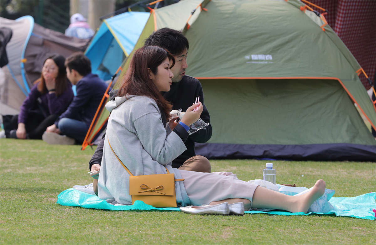 踏青公园街拍系列No.1695 日本姑娘露丝足的姿势总体优雅端庄-日更街拍