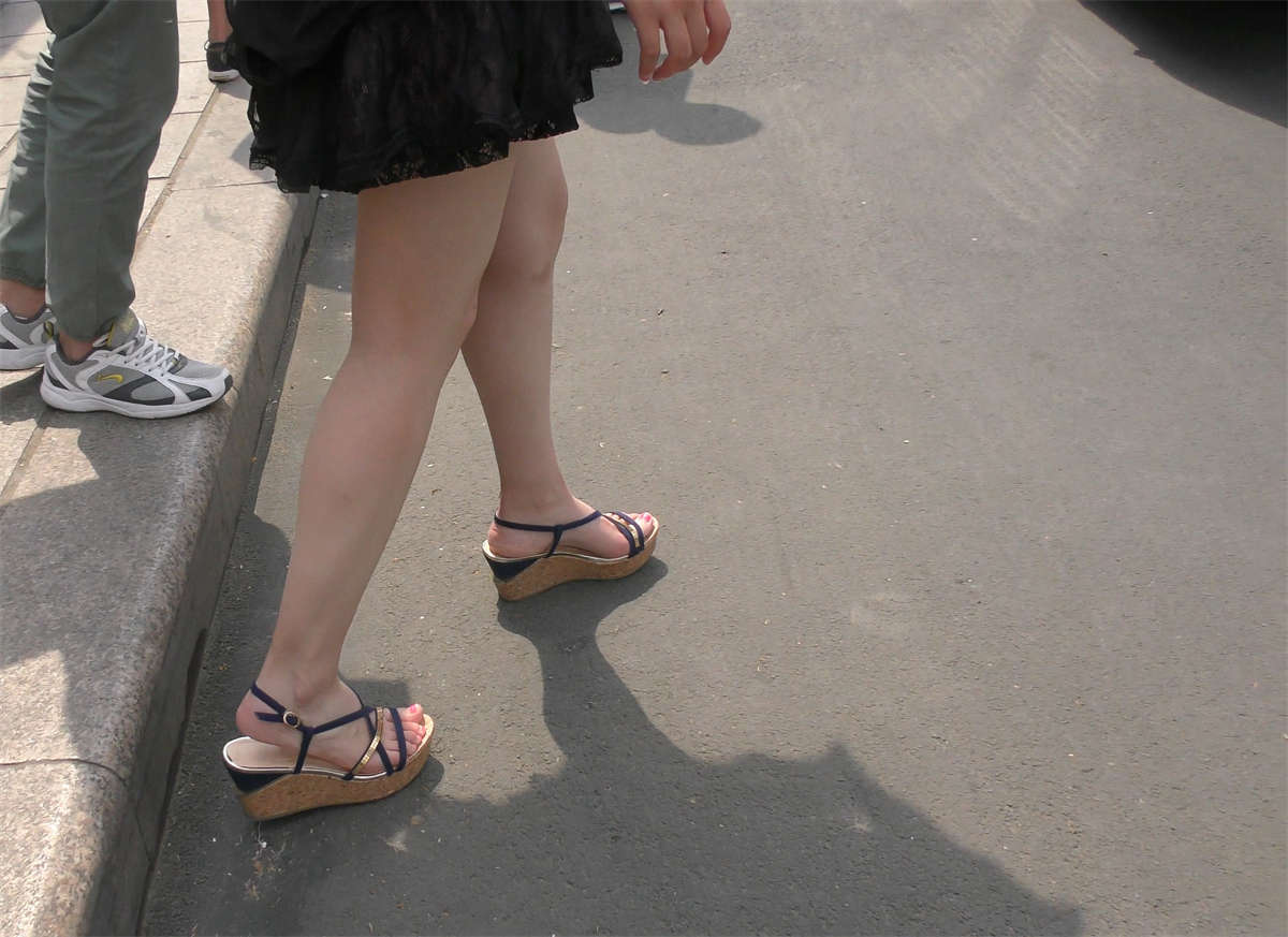 图片[2]-依偎男友撒娇的女孩-日更街拍