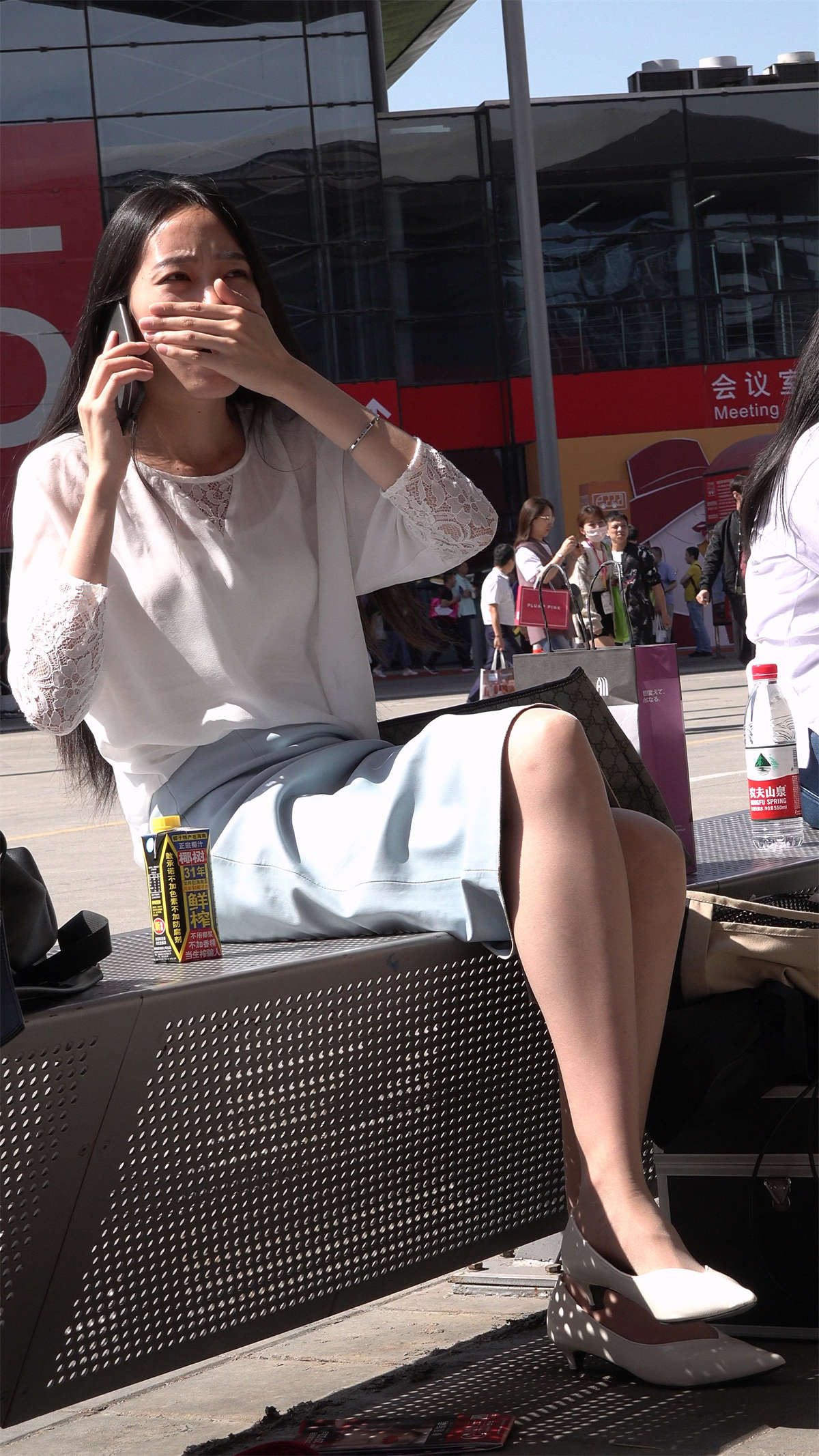 图片[2]-打电话的小姐姐-日更街拍