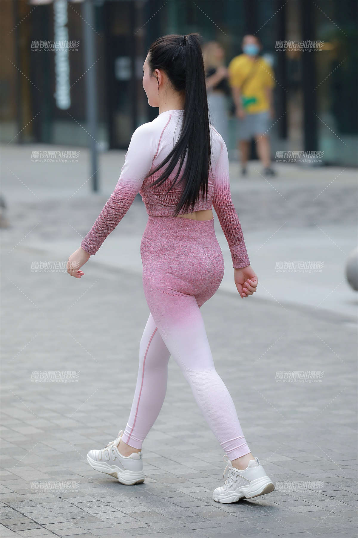 图片[2]-【玻璃街拍】丰满性感瑜伽裤小姐姐-日更街拍