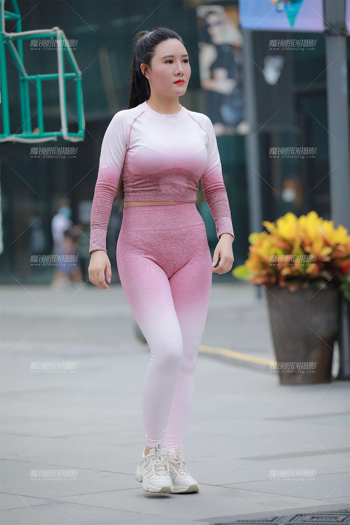 【玻璃街拍】丰满性感瑜伽裤小姐姐-日更街拍