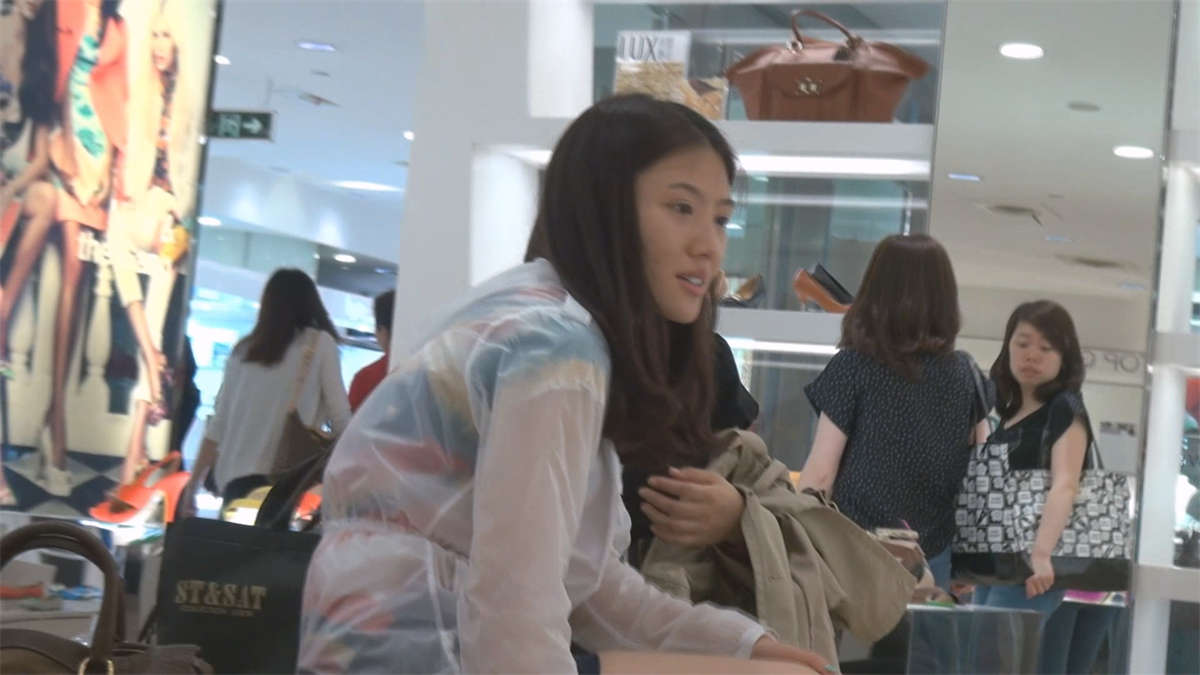 完美的裸足高跟鞋美女-日更街拍