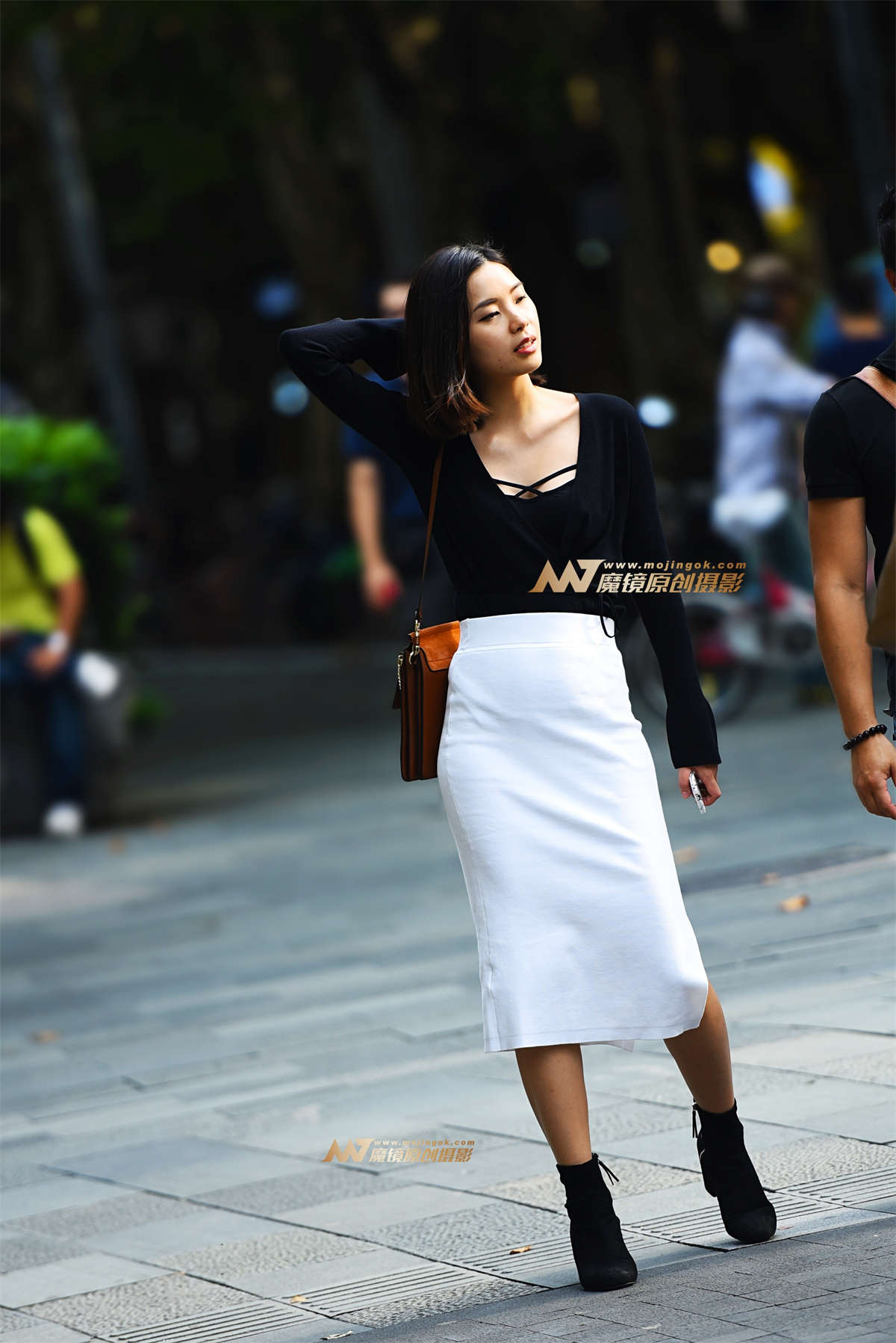 紧身白裙-日更街拍