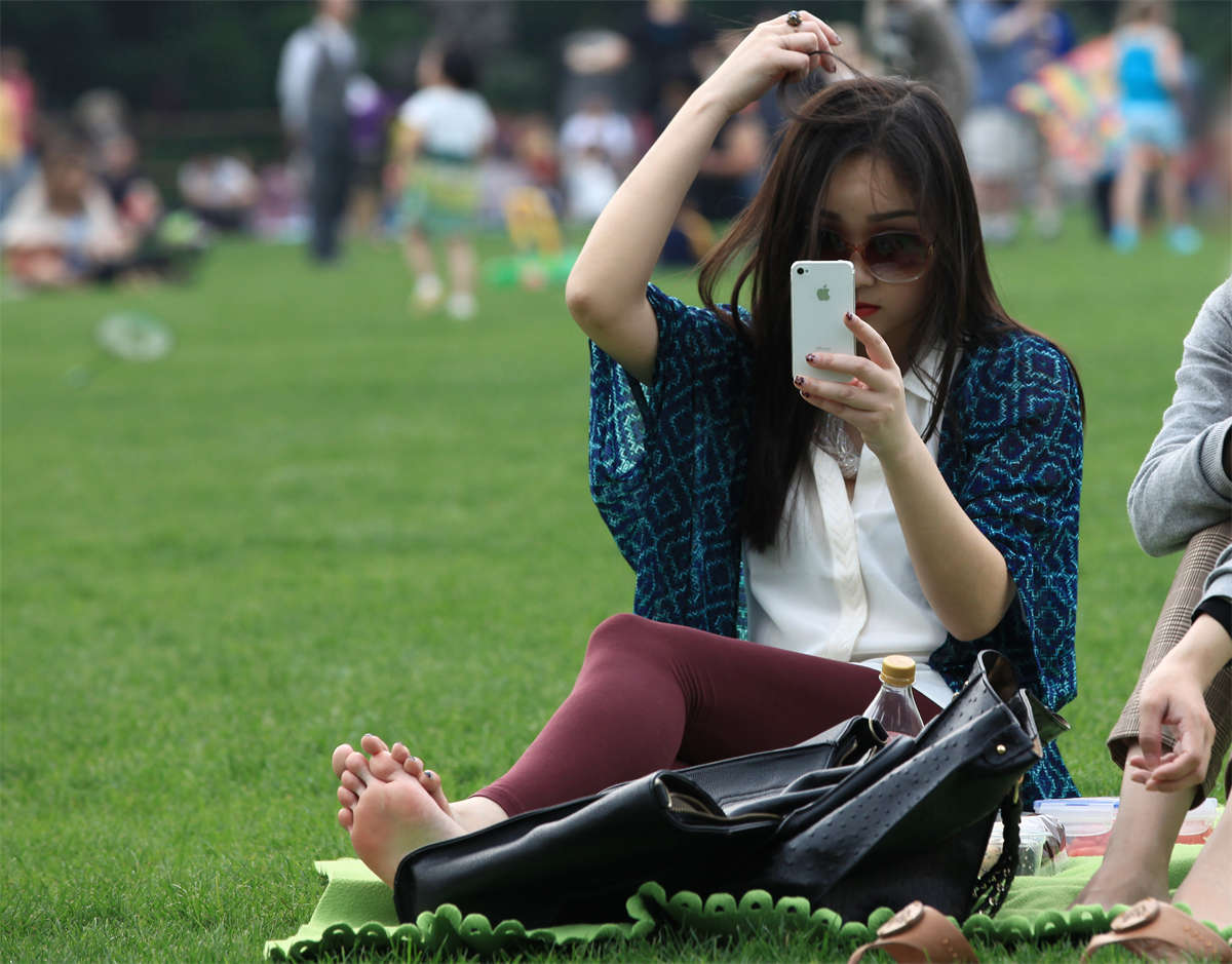 图片[2]-踏青公园街拍系列No.61 白肤墨镜女孩的超级二趾长-日更街拍