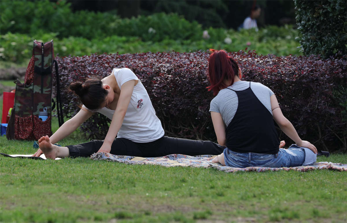 图片[2]-踏青公园街拍系列No.764 时尚恰到好处，清秀更胜一筹的妹子细长嫩足 第2套-日更街拍