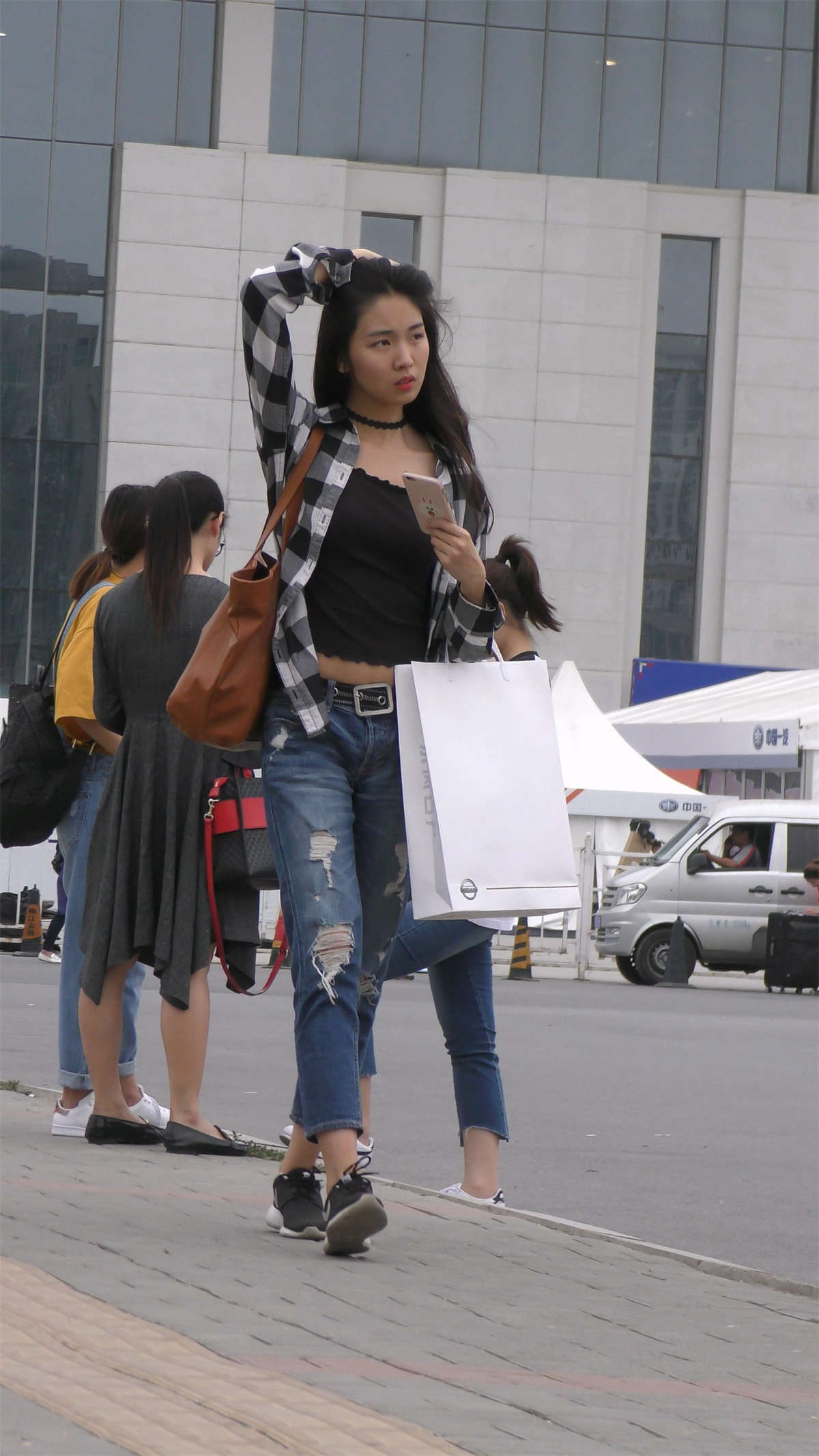 图片[2]-精致五官破洞蓝牛漂亮美女-日更街拍