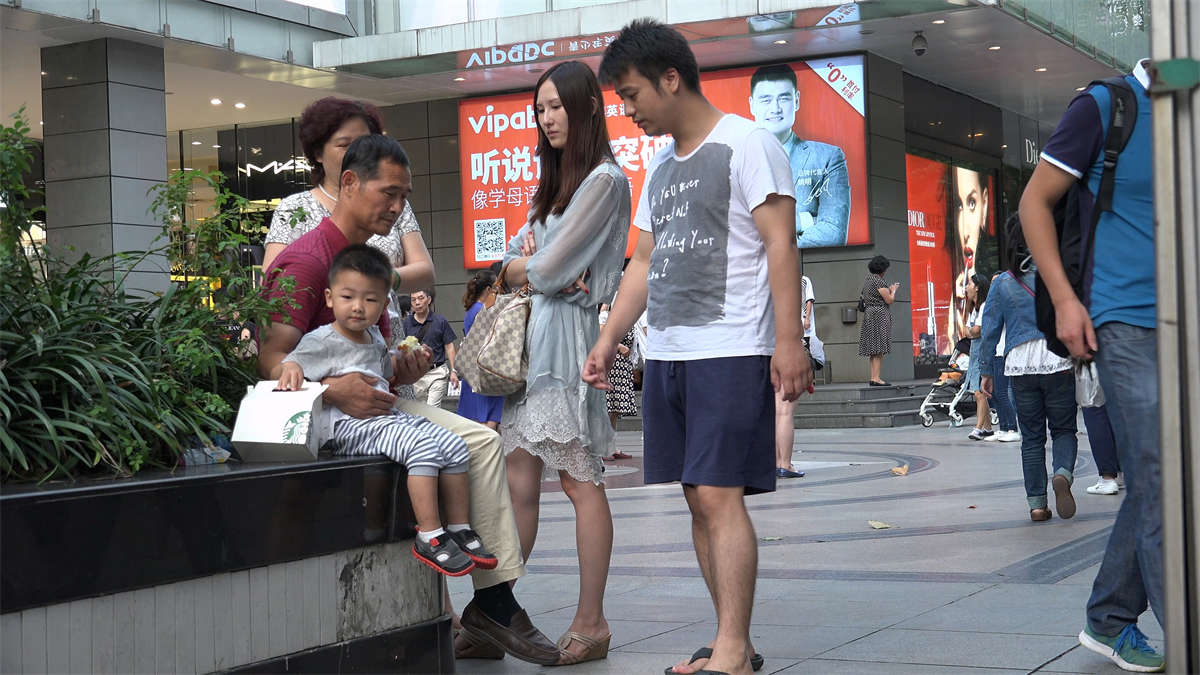 图片[2]-街角的高挑美少妇天然玉足-日更街拍