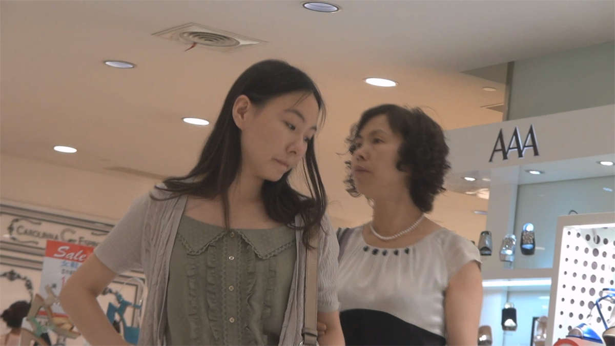 人美足靓，脚姿丰富无遗漏-日更街拍