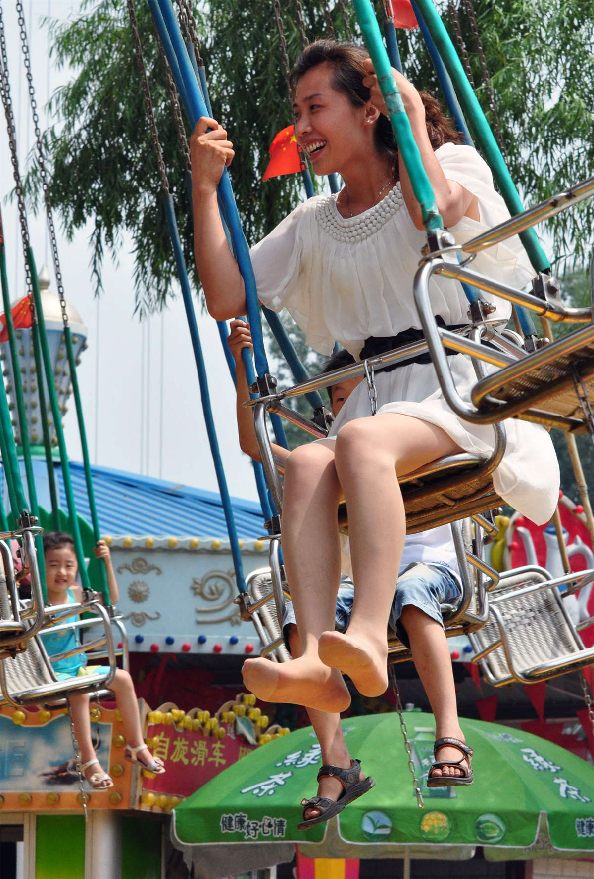 图片[2]-踏青公园街拍系列No.921 修长丝腿配高跟，外加露趾一点点-日更街拍