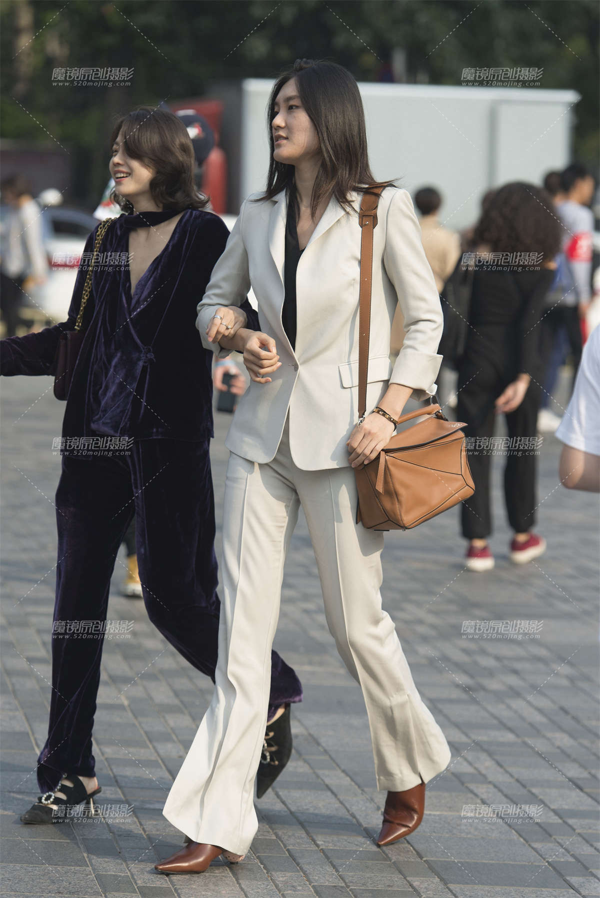 白色职业装气质女-日更街拍