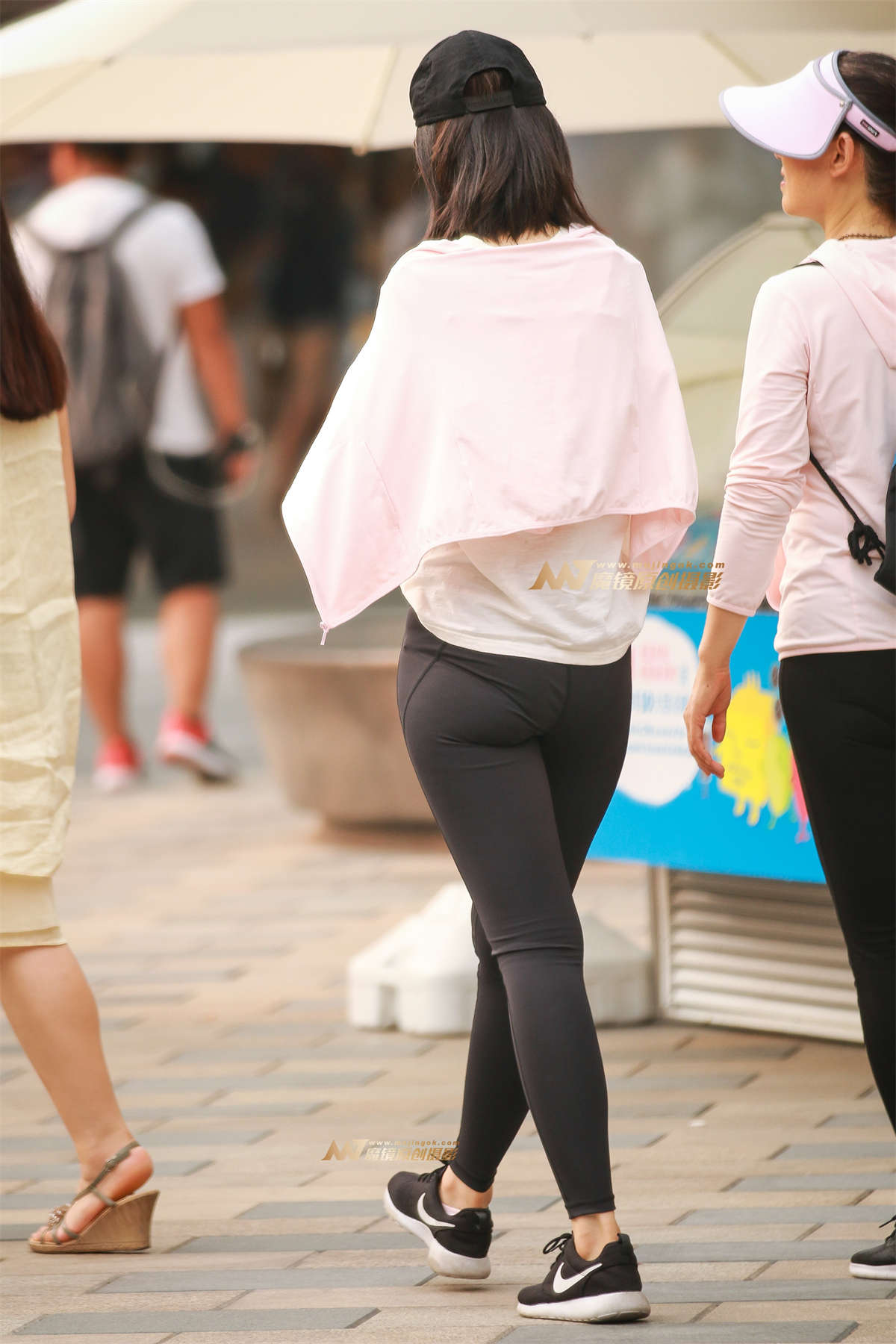 图片[2]-圆润紧臀-日更街拍