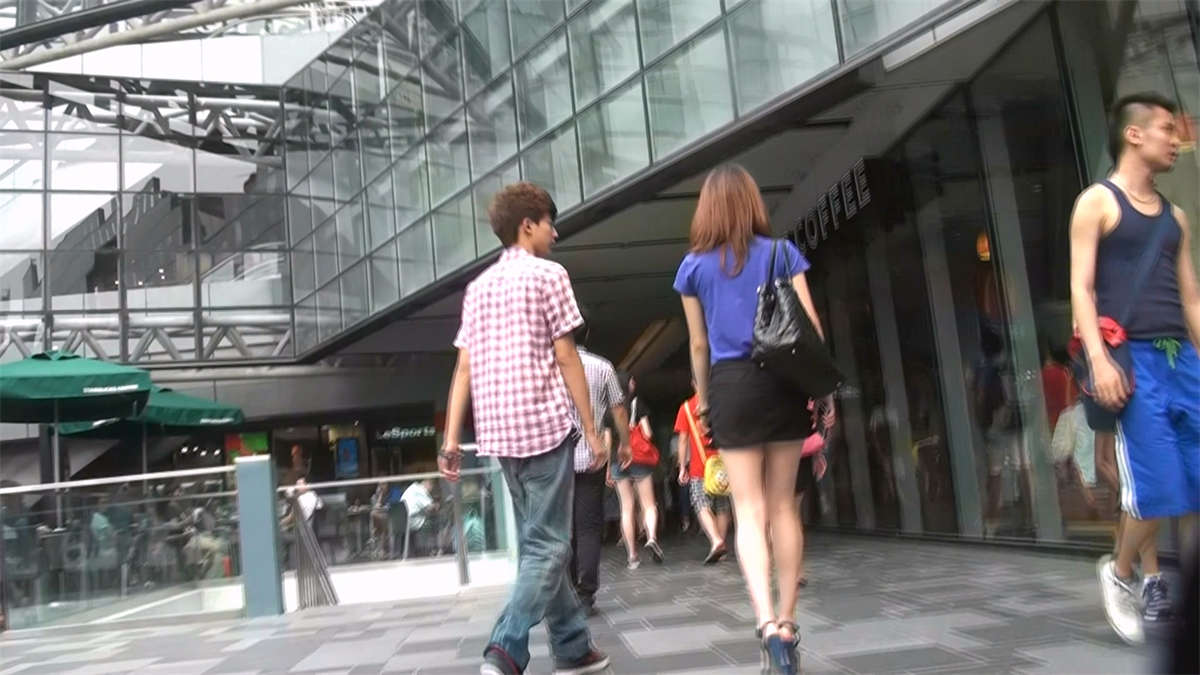 街拍身材不错的白腿美眉，小伙好福气啊-日更街拍