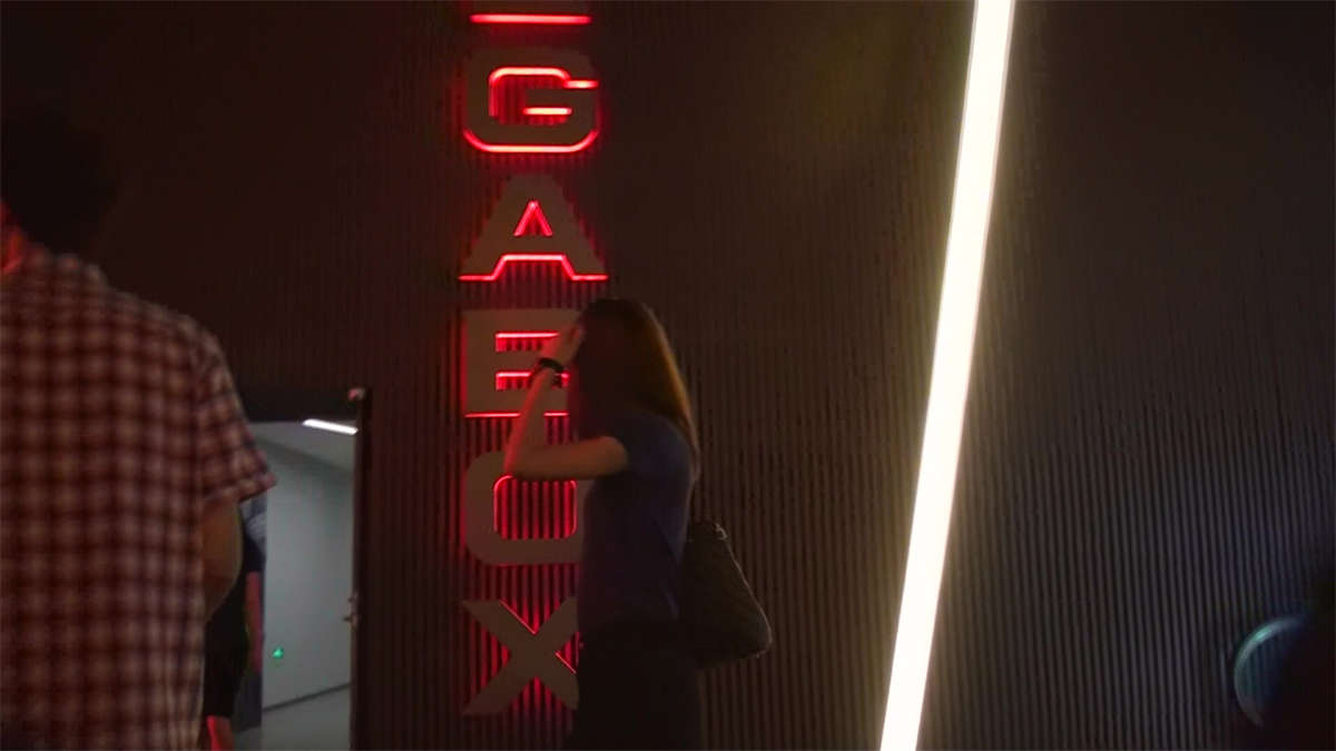 图片[2]-街拍身材不错的白腿美眉，小伙好福气啊-日更街拍