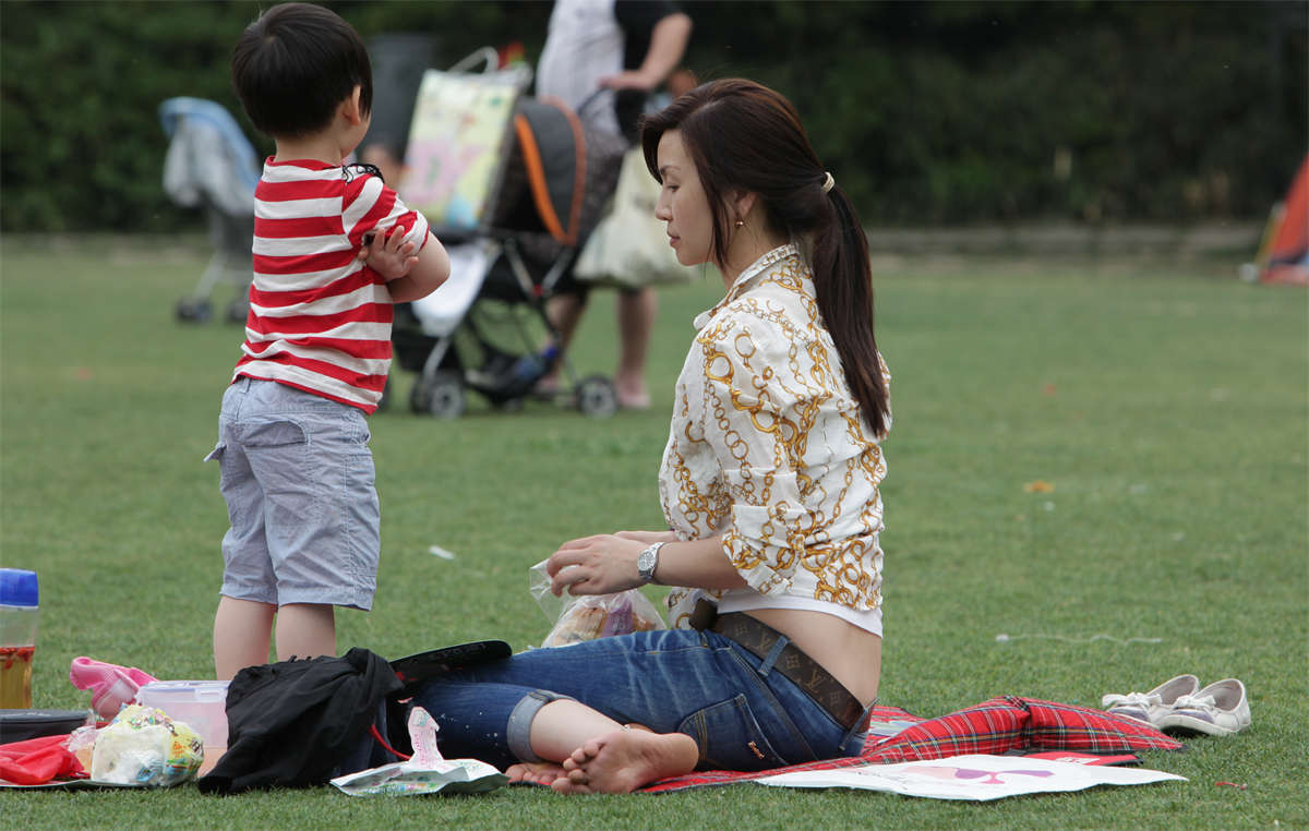 图片[2]-踏青公园街拍系列No.62 楚楚动人的少妇给你全方位看脚-日更街拍