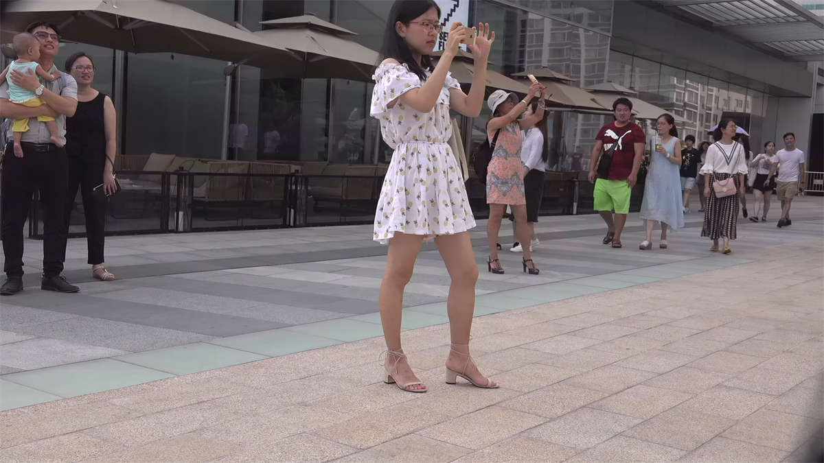 连衣长裙美足凉高跟-日更街拍