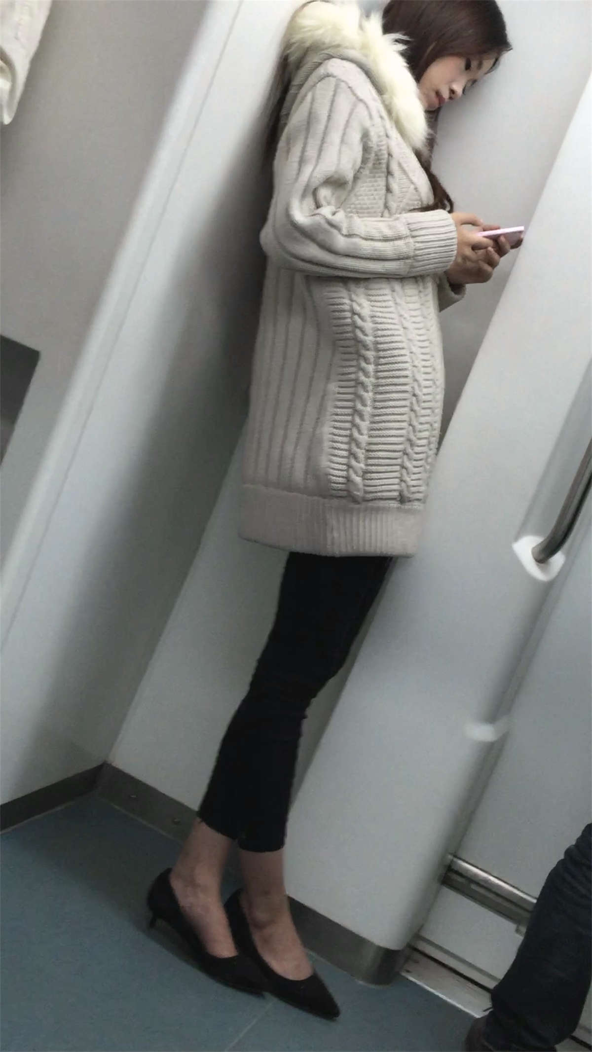 地铁上身材很好的高跟靓女-日更街拍