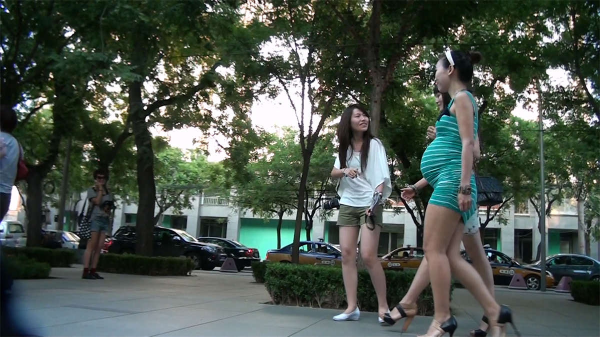 图片[2]-美眉怀孕了还穿高跟紧身连衣裙,丰满的翘臀-日更街拍