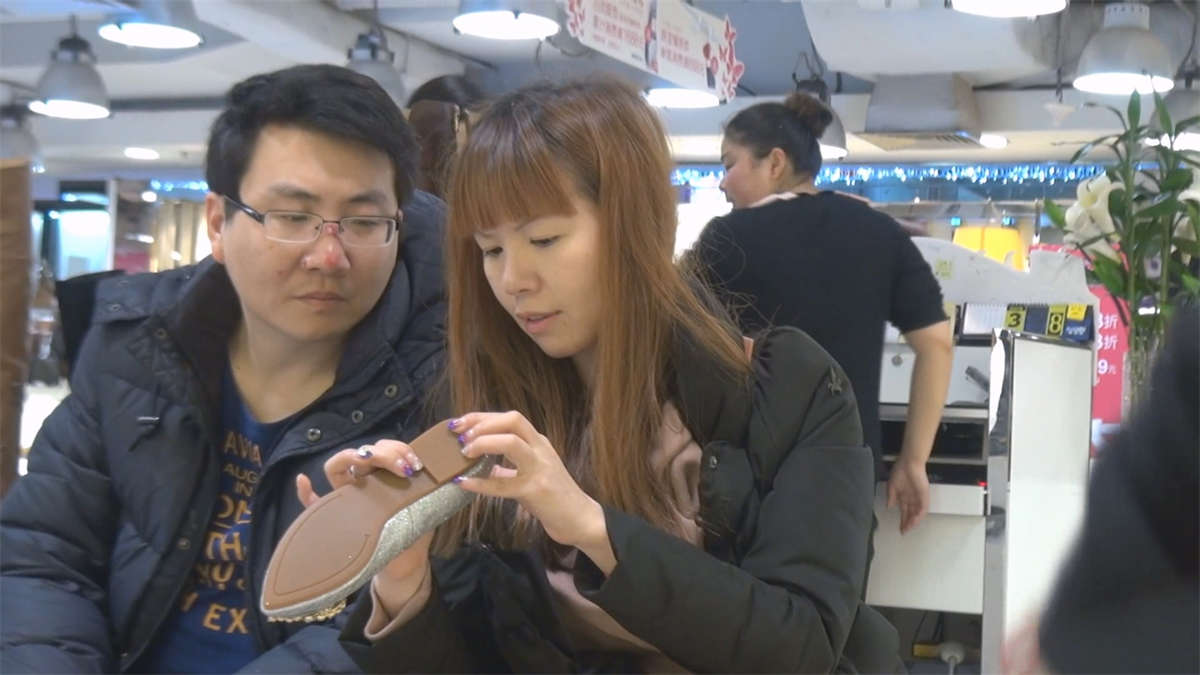 图片[2]-颇有特色的少妇-日更街拍